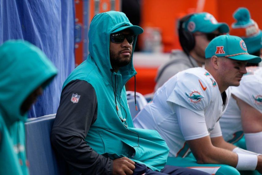 El quarterback de los Dolphins de Miami, Tua Tagovailoa (centro), observa desde la banca durante la primera mitad de un partido de fútbol americano de la NFL contra los Seahawks de Seattle, el domingo 22 de septiembre de 2024, en Seattle. El quarterback de los Dolphins de Miami, Tua Tagovailoa (centro), observa desde la banca durante la primera mitad de un partido de fútbol americano de la NFL contra los Seahawks de Seattle, el domingo 22 de septiembre de 2024, en Seattle.
