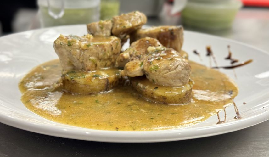 Solomillo de cerdo salsa pil pil de ajo y perejil.