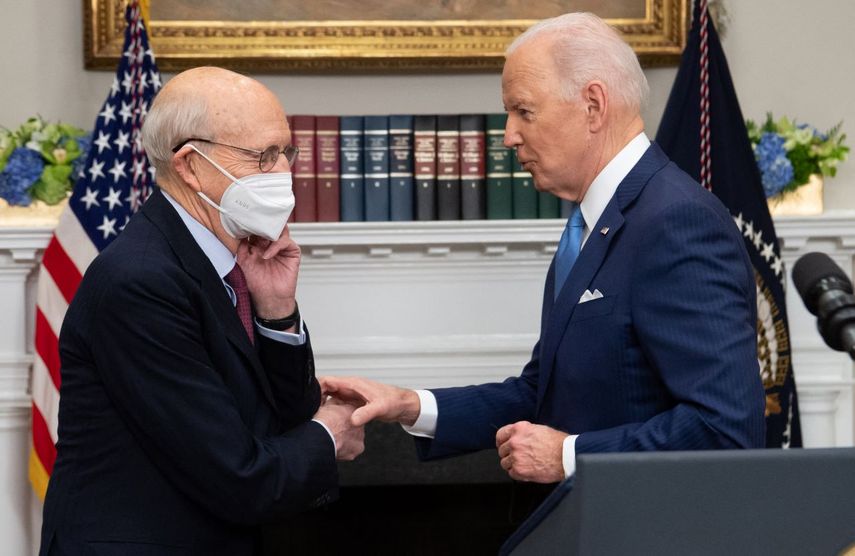 El juez saliente de la Corte Suprema de Estados Unidos Stephen Breyer, saluda al presidente Joe Biden en la Sala Roosevelt de la Casa Blanca, el 27 de enero de 2022.