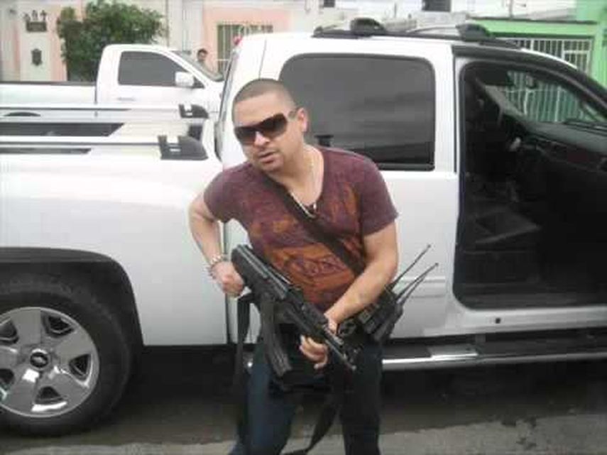 Larry Hernández en otro video con una ametralladora. (YouTube)