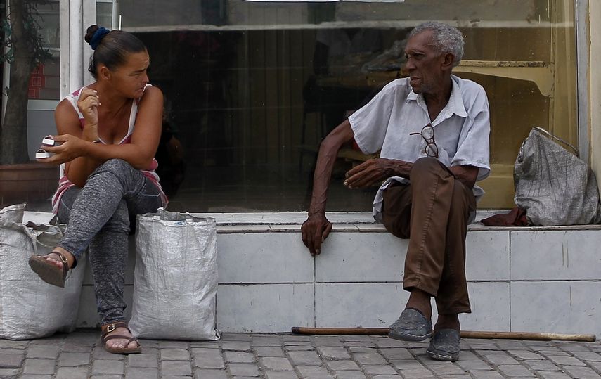 Una mujer conversa con un anciano en una calle de Santiago de Cuba, en el oriente de la isla.