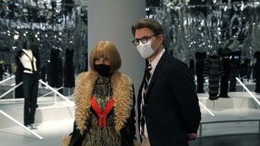 Andrew Bolton, curador de Wendy Yu a cargo de The Costume Institute, The Metropolitan Museum of Art y Anna Wintour, editora en jefe de American Vogue y directora artística de Condé Nast, asisten a la vista previa para la prensa de la exposición de The Costume Institute  About Time: Fashion and Duration el 26 de octubre de 2020, que estará a la vista del 29 de octubre de 2020 al 7 de febrero de 2021 en el Museo Metropolitano de Arte de Nueva York.&nbsp; &nbsp;