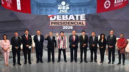 &nbsp;Varios de los candidatos presidenciales de Perú posan para una foto durante la tercera ronda de debates sobre la lucha contra el crimen y la corrupción en el Centro de Convenciones de Lima, el 25 de marzo de 2026. El país celebrará elecciones presidenciales el 12 de abril.