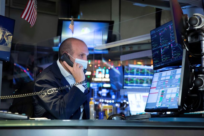 El especialista James Denaro trabaja en el piso de remate de Wall Street.