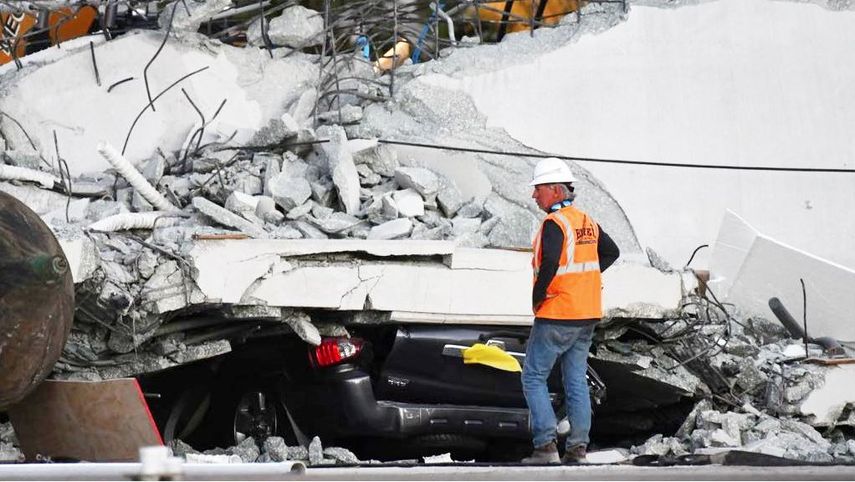 Vista de uno de los autos que quedó atrapado bajo la estructura del puente peatonal que colapsó frente a la Universidad Internacional de la Florida, en Miami.