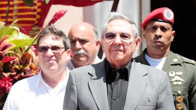 El gobernante cubano Raúl Castro (delante), durante su más reciente visita a Caracas, Venezuela.