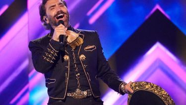 Alejandro Fernández actúa en el escenario durante el 37º Premio lo nuestro de Univision en el Kaseya Center el 20 de febrero de 2025 en Miami, Florida.&nbsp;