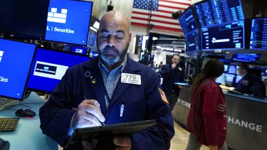 Un agente de la Bolsa de Nueva York estudia los datos en su tableta.