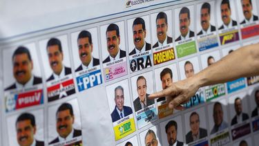Un partidario del candidato opositor a la presidencia Edmundo González señala una copia de una tarjeta electoral durante una reunión con jóvenes en la Universidad Central de Venezuela en Caracas, Venezuela, el domingo 14 de julio de 2024