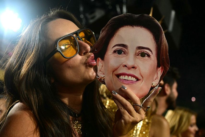 Una mujer besa una máscara que representa a la actriz brasileña Fernanda Torres durante la primera noche de carnaval en el Sambódromo Marques de Sapucai en Río de Janeiro, Brasil, el 3 de marzo de 2025.