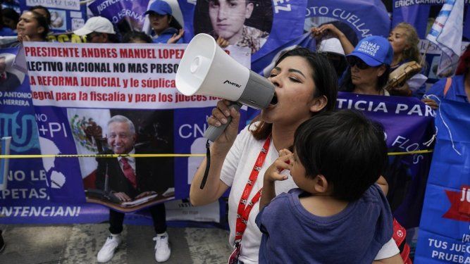 Familiares de presos se manifiestan a favor de la reforma al poder judicial propuesta por el gobierno, el miércoles 4 de septiembre de 2024, en Ciudad de México.&nbsp;
