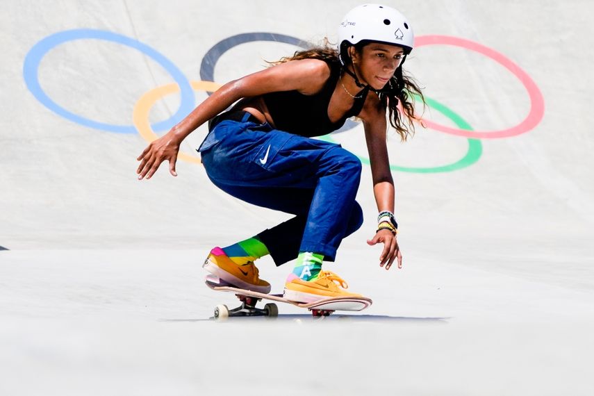 La skater brasileña Rayssa Leal entrena para la prueba de skateboarding en los Juegos Olímpicos de Tokio,&nbsp;