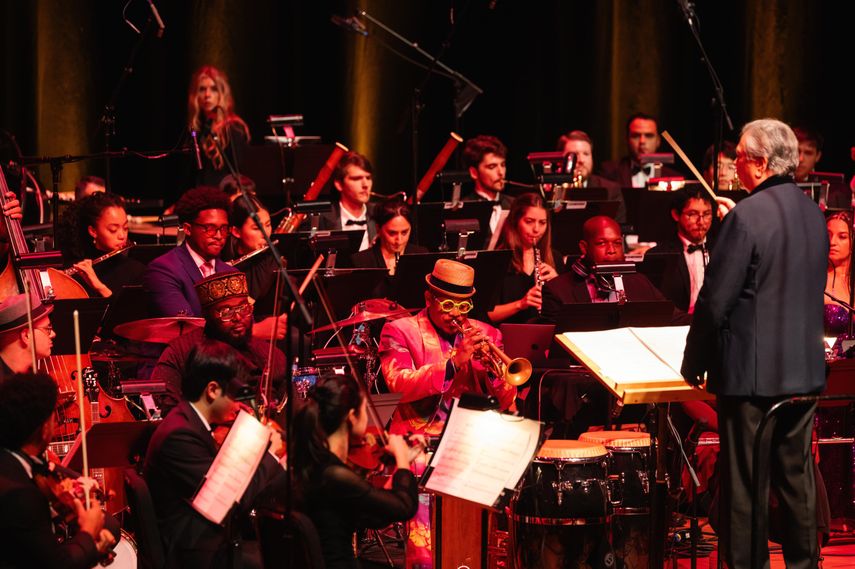 Etienne Charles, Gerard Schwarz, Creole Soul y la Orquesta Sinfónica Frost de la Frost School of Music de la Universidad de Miami, presentan el concierto, con entradas agotadas, San Juan Hill: A New York Story en el Alice Tully Hall del Lincoln Center el jueves 23 de octubre de 2025.