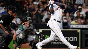 El cubano Yordan Álvarez, de los Astros de Houston, dispara un jonrón
