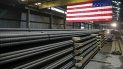 En esta fotografía del 9 de mayo de 2019, barras de acero producidas en la acería Gerdau Ameristeel en St. Paul, Minnesota, aguardan a ser embarcadas. 