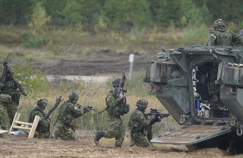 En la imagen, soldados canadienses asisten a las maniobras militares de la OTAN 