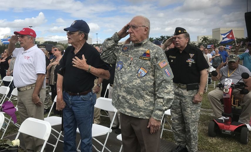 Un grupo de veteranos del Ejército estadounidense, muchos de ellos pertenecientes a las Asociación de Veteranos de la Bahía de Cochinos, participa en un acto para recordar a las víctimas y mártires de la dictadura de Fidel Castro este 4 de diciembre de 2016, en el Monumento al Memorial Cubano, en la ciudad de Miami, EEUU.