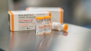 Pfizer muestra las dosis pediátricas de su vacuna contra el COVID-19 en Puurs, Bélgica. Asesores del gobierno de Estados Unidos deliberan sobre si la vacuna es segura y eficaz para niños de 5 a 11 años.