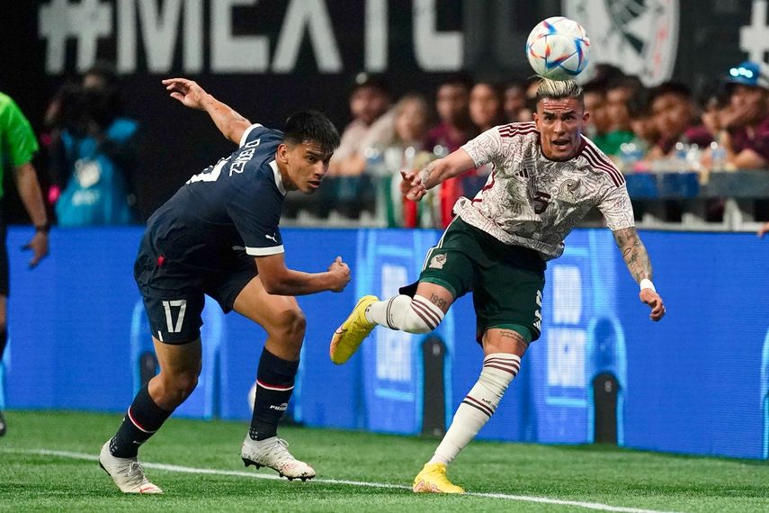 El mexicano Luis Reyes, derecha, disputa el balón con el paraguayo Diego Gómez en partido amistoso, el miércoles 31 de agosto de 2022, en Atlanta.&nbsp;
