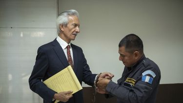 El galardonado periodista José Rubén Zamora es escoltado por la policía después de terminar el primer día de su juicio por cargos de lavado de dinero, en Ciudad de Guatemala, el martes 2 de mayo de 2023