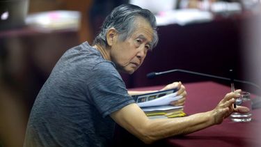 El expresidente peruano Alberto Fujimori, fotografiado a través de una ventana de vidrio, asiste a su juicio en una base policial en las afueras de Lima, Perú, el 23 de abril de 2014.&nbsp;