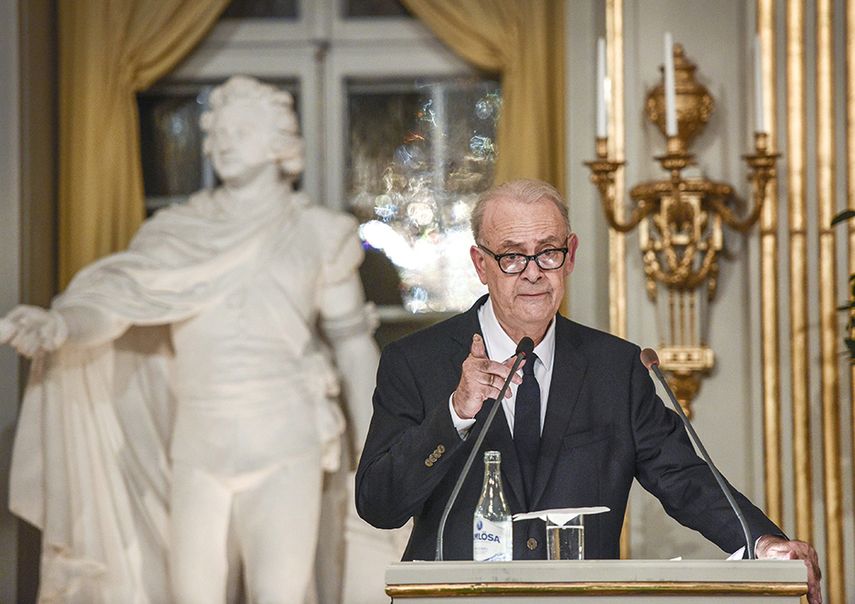 El autor de El lugar de la estrella habla durante su alocución en Estocolmo, donde recibirá el codiciado galardón el miércoles 10. (EFE)