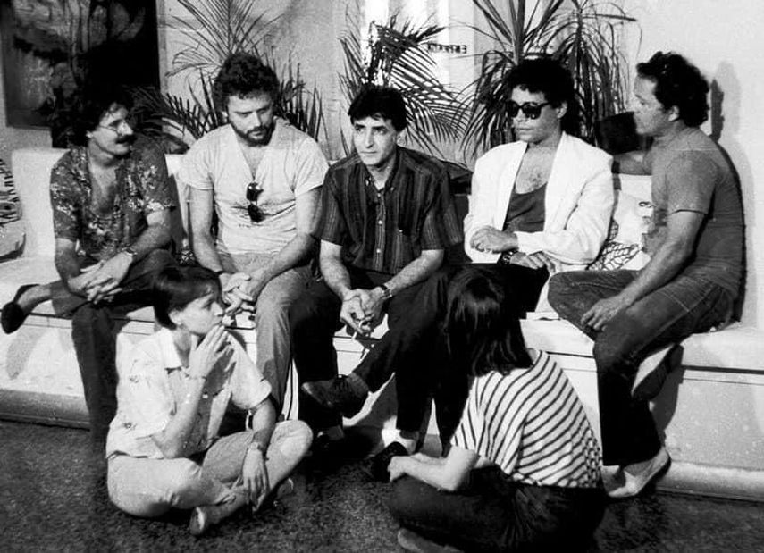 De izquierda a derecha: Jos&eacute; (Pepe) Franco, Mois&eacute;s Final&eacute;, Pepe Horta, Humberto Castro, Nelson Dom&iacute;nguez; sentadas en el suelo Zo&eacute; Vald&eacute;s, Lourdes de los Santos. A&ntilde;os ochenta, Galeria Habana, Calle L&iacute;nea, Vedado.