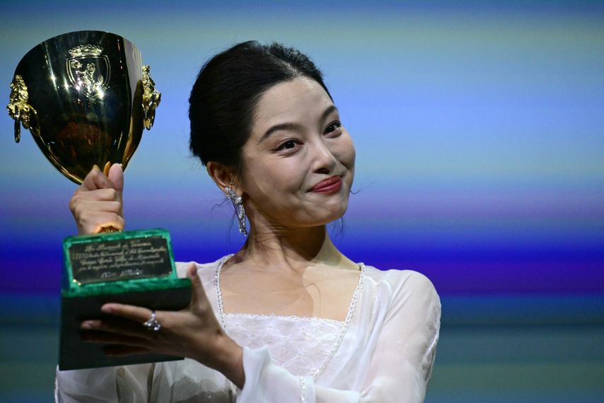 Xin Zhilei posa con el premio a la mejor actriz que otorga el Festival de Cine de Venecia.&nbsp;