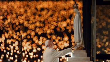 El papa Francisco dirige una vigilia especial a la luz de velas en el santuario de Nuestra Señora de Fátima el 12 de mayo de 2017 en Fátima, Portugal.&nbsp;