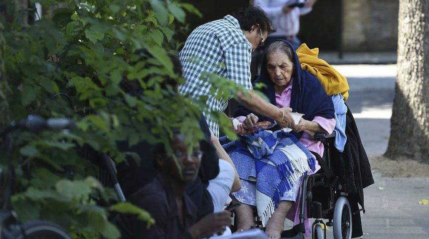 Una mujer es atendida tras el incendio declarado en la Torre Grenfell en Lancaster West Estate en&nbsp;Londres.&nbsp;
