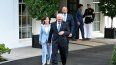 La gobernadora de Nueva York Kathy Hochul, el gobernador de Minnesota Tim Walz (centro) y el gobernador de Maryland Wes Moore (derecha) salen de la Casa Blanca después de una reunión con el presidente Joe Biden en Washington, DC, el 3 de julio de 2024.&nbsp;