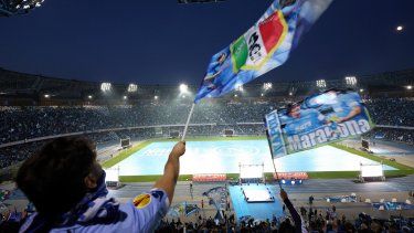 Los hinchas del Napoli observan el partido contra Udinese por la Serie A en una pantalla gigante en el estadio Diego Armando Maradona, el jueves 4 de mayo de 2023, en Nápoles.