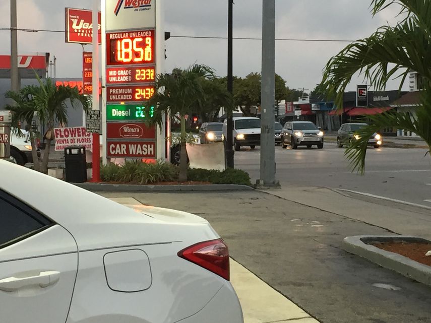 El precio de la gasolina fluct&uacute;a acorde al valor del petr&oacute;leo, la oferta y la demanda del combustible.