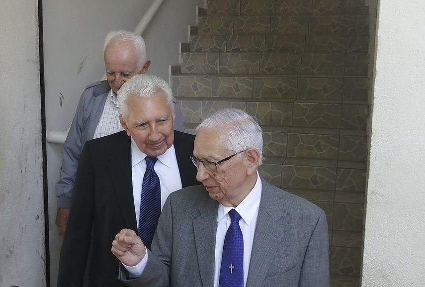 En esta foto distribuida por la organizaci&oacute;n de derechos humanos, Cristosal, el exministro de Defensa y Seguridad P&uacute;blica salvadore&ntilde;o, general Jos&eacute; Guillermo Garc&iacute;a, habla con la prensa a su salida de la corte con el exjefe del Estado Mayor de las Fuerzas Armadas, general Rafael Flores Lima, y el coronel Jes&uacute;s Gabriel Contreras Alfaro, exjefe de operaciones del Estado Mayor de la Fuerza Armada en San Francisco Gotera, El Salvador, el jueves 18 de julio de 2019.