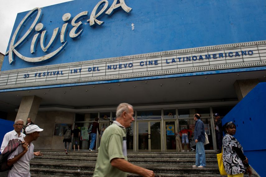 En esta foto del 2 de diciembre de 2011, la gente pasa por el cine Riviera en La Habana, en el primer día del 33° Festival de Cine Latinoamericano.&nbsp;