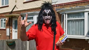 KISS public&oacute; en su cuenta de Twitter una fotograf&iacute;a del cartero&nbsp;Gary&nbsp;Underdown.&nbsp;