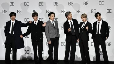 Los miembros de BTS de la banda de chicos de K-pop de Corea del Sur (de izquierda a derecha) V, Jin, Jung Kook, RM, Jimin y J-Hope posan para una sesión de fotos durante una conferencia de prensa sobre el nuevo álbum de BTS BE (Deluxe Edition) en Seúl el 20 de noviembre de 2020.&nbsp;