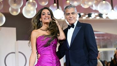 El actor estadounidense George Clooney y su esposa Amal Clooney caminan por la alfombra roja antes de la proyección de la película Jay Kelly, presentada en competición en el 82º Festival Internacional de Cine de Venecia, en el Lido de Venecia el 28 de agosto de 2025.&nbsp;