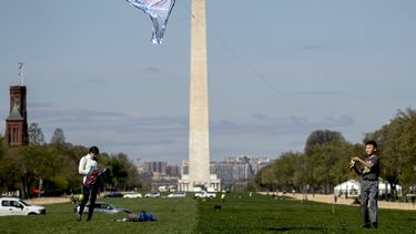Un ni&ntilde;o remonta una cometa en el parque frente al monumento a Washington enla capital estadounidense, 6 de abril de 2020. El CDC estudia cambios en las normas sobre el coronavirus, se inform&oacute; el mi&eacute;rcoles 8 de abril de 2020.&nbsp;