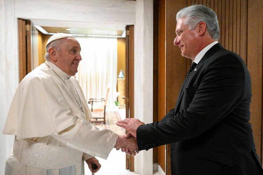 Esta foto del folleto tomada el 20 de junio de 2023 y publicada por la oficina de prensa del Vaticano, Vatican Media, muestra al Papa Francisco dando la bienvenida al dictador de Cuba, Miguel Díaz-Canel, antes de su reunión en el Vaticano.