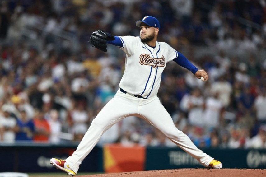 Eduardo Rodríguez realiza un lanzamiento durante la primera entrada contra la República Dominicana en el loanDepot Park el 11 de marzo de 2026 en Miami, Florida.&nbsp;