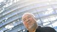 En esta foto de archivo tomada el 29 de septiembre de 2020, el artista disidente chino Ai WeiWei posa antes de presentar su película Coronación en Berlín. WeiWei presentará una muestra en Londres.