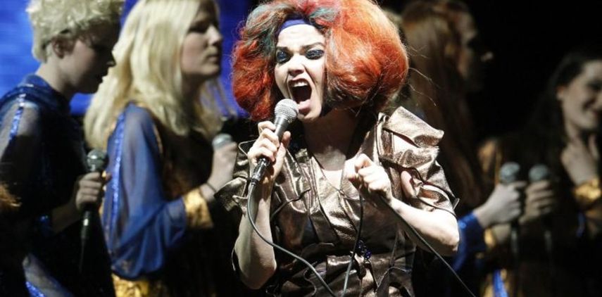 Para los trajes que lució en escena, Bjork contó con la colaboración de Olivier Rousteing, director creativo de la firma de lujo francesa Balmain.