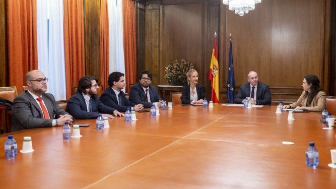 El portavoz del PP en el Congreso, Miguel Tellado (2d), y la diputada del PP, Cayetana Álvarez de Toledo (3d), durante su reunión con un colectivo de víctimas y denunciantes del presidente venezolano, Nicolás Maduro, ante la Corte Penal Internacional, en el Congreso de los Diputados, a 12 de diciembre de 2024, en Madrid (España). &nbsp; &nbsp;