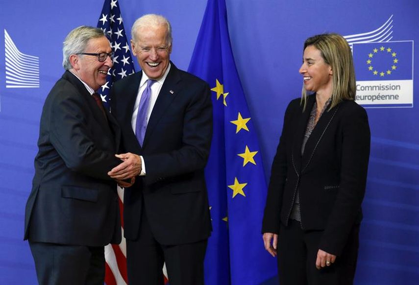 El presidente de la Comisión Europea, Jean-Claude Juncker (i), y la alta representante de la UE para la Política Exterior, Federica Mogherini (d), dan la bienvenida al vicepresidente de EEUU, Joe Biden, antes de su reunión en la sede de la Comisión en