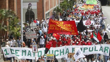 Manifestantes participan en una marcha por las calles de Medellín con motivo al Dia del Trabajador