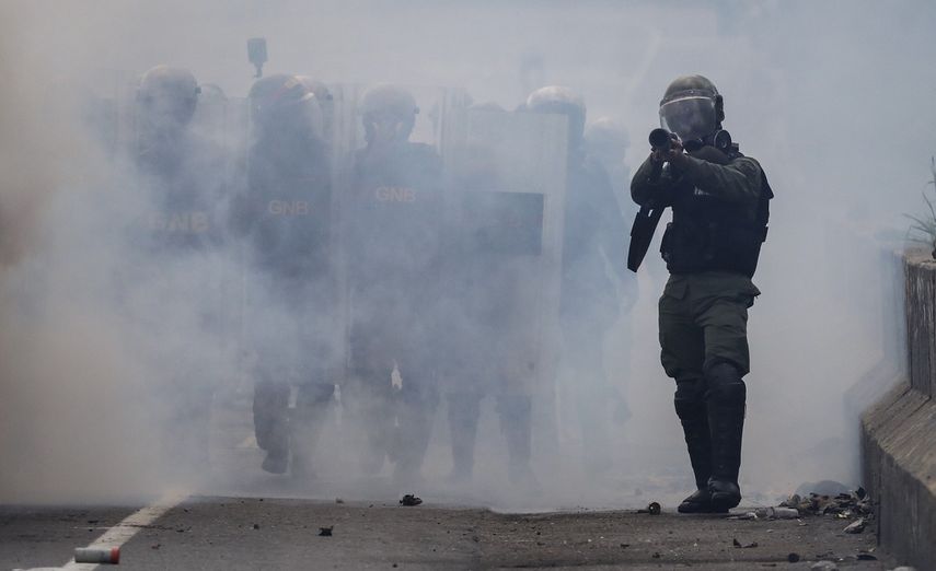 Los cuerpos de seguridad de Venezuela reprimen las protestas opositoras con gases lacrimógenos y chorros de agua.
