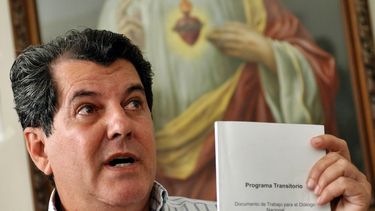 Oswaldo Payá muestra una copia del Programa Transitorio, documento de trabajo para el diálogo nacional, que presentó en 1995.