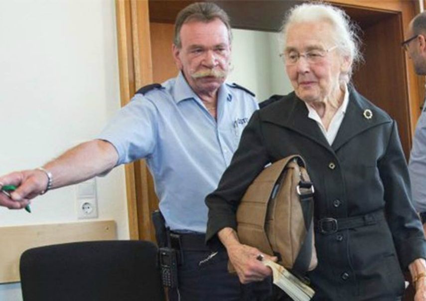 El fallo la considera culpable de negar el Holocausto de los judíos durante el Tercer Reich en cuatro artículos periodísticos, algo considerado delito en Alemania