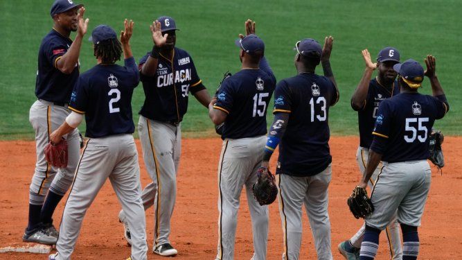 Los jugadores de Curazao celebran luego de derrotar a Panamá en la Serie del Caribe, el 4 de febrero de 2023.
